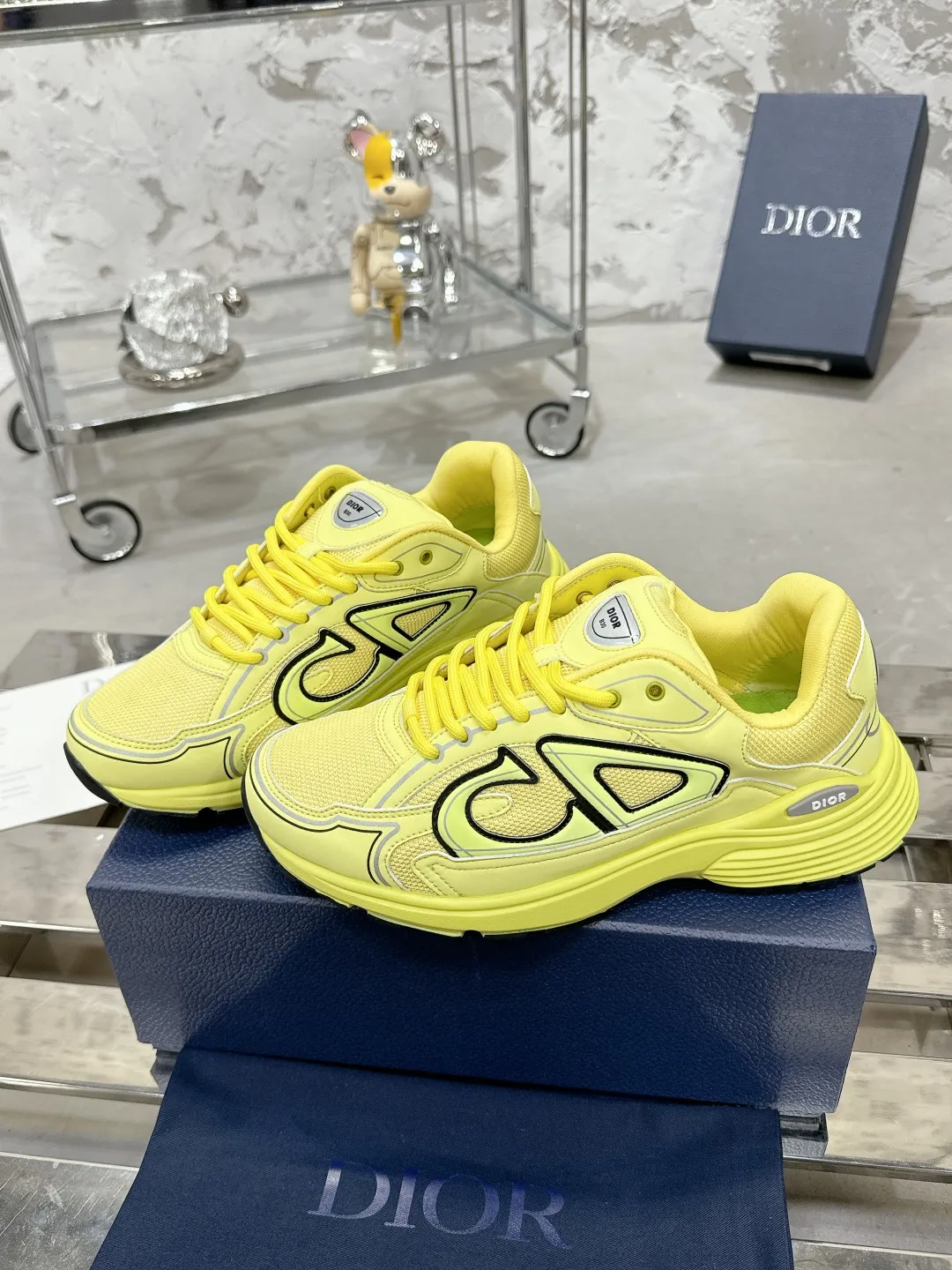Men's men's shoes 💰600❤️❤️❤️High version Dior Dior's latest color matching B30 series reflective dad sneakers original 17380💰 purchased for development and production Brand new B30 sneakers Dad Shoes style shoes that follow the trend of the retro market The Dior logo on the tongue also indicates that this pair of shoes is the B30 model! B30 uses fine-textured leather and mesh cloth materials to form a shoe body. There are conspicuous letters CD on both sides of the shoe body to indicate identity. Many lines on the shoe body outline details to make the shoes look less monotonous and full of retro flavor. The delivery counter is exquisitely packaged🛍📦 ▪️Fabric: Original customized technical fabric + mesh ▪️Inner lining: Customized breathable lining ▪️Outsole: Original molded IP foam + TPU outsole ▪️Sole thickness: 3.5CM ▪️Size: Women’s size 35-40 / Men’s size 39-46